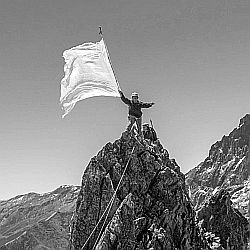 Antoine Le Ménestrel monte le drapeau blanc de la paix … – Prendre
